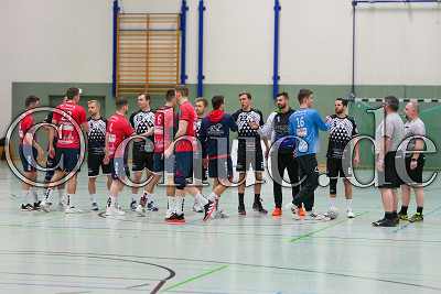beide Teams begr&uuml;&szlig;en sich, Bezirksoberliga Gie&szlig;en - TG Friedberg gegen HSG M&ouml;rlen, Friedberg, Halle am Seebach, 04.03.23