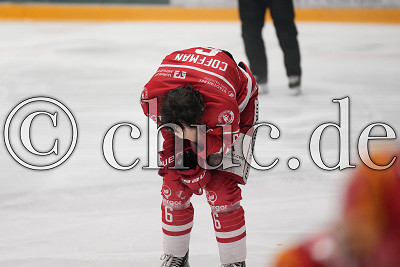 -6- Tim Coffman (EC Bad Nauheim) muss mich einer Platzwunde vom Eis, DEL 2 - Playoffs Viertelfinale - Spiel 4 - EC Bad Nauheim gegen ESV Kaufbeuren, Bad Nauheim, Colonel-Knight-Stadion, 21.03.23