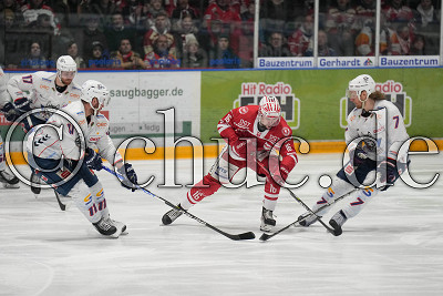 -16- Christoph K&ouml;rner (EC Bad Nauheim) gegen -11- Jake Weidner (-A- EC Kassel Huskies) und -7- Joel Keussen (EC Kassel Huskies), DEL 2 - Playoffs Halbfinale - Spiel 4 - EC Bad Nauheim gegen EC Kassel Huskies, Bad Nauheim, Colonel-Knight-Stadion, 06.04.23
