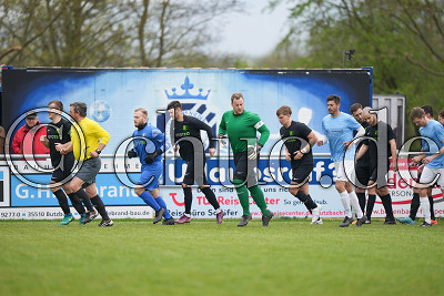 beide Teams betreten den Platz, Kreisoberliga Friedberg -SV Nieder-Weisel gegen SV Gronau, Butzbach / OT Nieder-Weisel, Sportplatz Nieder-Weisel, 16.04.23
