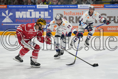 -6- Tim Coffman (EC Bad Nauheim) vor -14- Nickolas Latta (Ravensburg Towerstars), DEL 2 - Playoffs Finale - Spiel 2 - EC Bad Nauheim gegen Ravensburg Towerstars, Bad Nauheim, Colonel-Knight-Stadion, 18.04.23