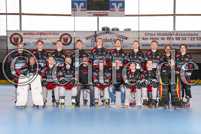 Teamfoto / Mannschaftsfoto;stehend v.l.n.r.: Niko Lehtonen, Kilian Rohde, Jason Ruhrig, Julian Grund, Henry Wellhausen, Dennis Berk, Benjamin Pfeffer, Horka Sekesi, Tobias Etzel, Thibaut Lambert;sitzend v.l.n.r.: Benjamin Dorn, Niklas Lachmann, Marcel Petejdl, Patric Pfannm&uuml;ller, Christian Unger, Dirk Starke, David Lademann, Marc Langer, Marcel Kappes;Teamfotos Rhein-Main Patriots 2023, Niddatal OT Assenheim, Skaterhockeyhalle Assenheim, 22.04.23