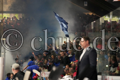 Pyrotechnik und Raucht&ouml;pfe im Ravensburger Block, DEL 2 - Playoffs Finale - Spiel 4 - EC Bad Nauheim gegen Ravensburg Towerstars, Bad Nauheim, Colonel-Knight-Stadion, 23.04.23