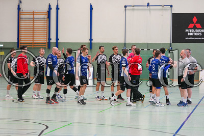 beide Teams begr&uuml;&szlig;en sich, Bezirksoberliga Gie&szlig;en - TG Friedberg gegen HSG Gr.-Buseck/Beuern, Friedberg, Halle am Seebach, 29.04.23