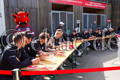 Die Mannschaft ist bereit f&uuml;r die Autogrammstunde, Abschiedsfeier EC Bad Nauheim, Bad Nauheim, Colonel-Knight-Stadion, 30.04.23