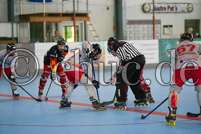 -91- Julian Grund (IVA Rhein-Main Patriots) gegen -86- Max Bleyer (DEG Rhein Rollers) beim Er&ouml;ffnungsbully, Deutsche Inlinehockey Bundesliga - Rhein-Main Patriots gegen DEG Rhein-Rollers, Niddatal OT Assenheim, Skaterhockeyhalle Assenheim, 14.05.23