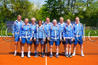 Teamfoto Herren 60 Ober-M&ouml;rler Tennisclub:Matthias Seidl, George Pascal, Richard Wittner, Manolo Arroyo Rosales, Nick Fulwood, J&uuml;rgen Elsner, Stefan Rudnick, Klaus Hannappel, Ren&eacute; Delboi;Regionalliga S&uuml;d-West - Ober-M&ouml;rler TC OMTC, Bad Nauheim, Tennisclub Rot-Weiss Bad Nauheim, 13.05.23