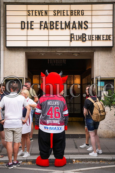 Maskottchen Hellvis vor dem Kino, Pr&auml;sentation Dokumentation EC Bad Nauheim 2022/23, Bad Nauheim, Kino, 11.07.23