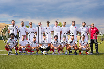 Teamfoto T&uuml;rk. SV Bad Nauheim;stehend v.l.:Silvio Penava, Joel Tekie, Noah P&ouml;litz, Erdinc Usta, Luis Ra&uacute;l Vazquez, Yannik Baier, Simon Kammer, Johannes Tatchouop, Mohamad Mouma, Tufan Tosunoglu;kniend v.l.:Joseph Mboudou Abena, Robin Exeler, Taha Azaitouni, Y&uuml;ksel Deliktas, Arif Karakoc, Baris Samadi, Soufian Chihab, Ahmet &Ouml;zt&uuml;rk;Stadtopokal Bad Nauheim Finale -T&uuml;rk. SV Bad Nauheim gegen SV Sschwalheim, Bad Nauheim - OT R&ouml;dgen, Sportplatz R&ouml;dgen, 29.07.23