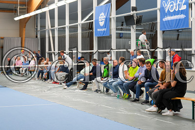 Blick auf die Zuschauer in der Halle, Tennis Herren 2. Bundesliga S&uuml;d - TC Bad Vilbel gegen TC Ismaning , Bad Vilbel, Tennisclub Bad Vilbel, 06.08.23