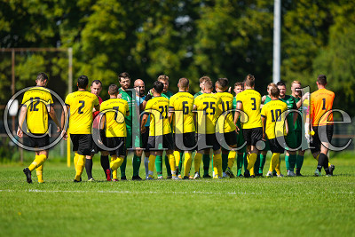 beide Teams begr&uuml;&szlig;en sich, Kreisliga A Friedberg - SV Echzell gegen TuS Rockenberg, Echzell, Sportplatz Echzell, 20.08.23