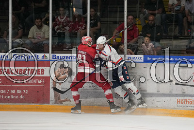 -61- Jordan Hickmott (EC Bad Nauheim) und -11- Jake Weidner (-C- EC Kassel Huskies), Vorbereitungsspiel - EC Bad Nauheim gegen EC Kassel Huskies, Bad Nauheim, Colonel-Knight-Stadion, 09.09.23