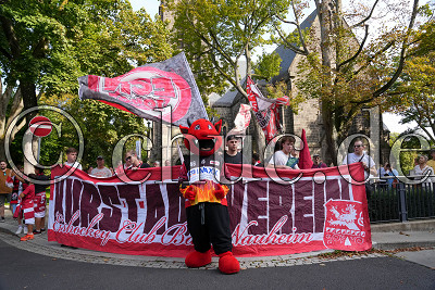Maskottchen Hellvis f&uuml;hrt den Fanmarsch des EC Bad Nauheim an, DEL 2 - EC Bad Nauheim gegen Dresdner Eisl&ouml;wen, Bad Nauheim, Colonel-Knight-Stadion, 17.09.23