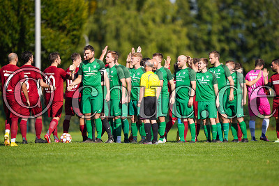 beide Teams begr&uuml;&szlig;en sich, Kreisliga A Friedberg -SV Germania Ockstadt gegen TUS Rockenberg, Friedberg - OT Ockstadt, Sportplatz Ockstadt, 24.09.23