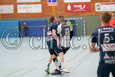 -9- Lukas Ke&szlig;ler (HSG M&ouml;rlen) prallt gegen -17- Lukas Peppler (TG Friedberg), Bezirksoberliga Gie&szlig;en - HSG M&ouml;rlen gegen TG Friedberg, Bad Nauheim - OT Nieder-M&ouml;rlen, Frauenwaldhalle, 08.10.23