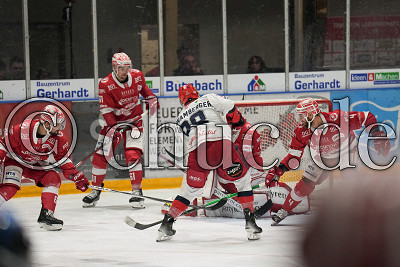 -88- Daniel Schwamberger (Selber W&ouml;lfe) gegen -6- Tim Coffman (EC Bad Nauheim), -61- Jordan Hickmott (EC Bad Nauheim), -72- Niklas Lunemann (Torwart EC Bad Nauheim) und -4- Kevin Schmidt (-A- EC Bad Nauheim), DEL 2 - EC Bad Nauheim gegen Selber W&ouml;lfe, Bad Nauheim, Colonel-Knight-Stadion, 13.10.23