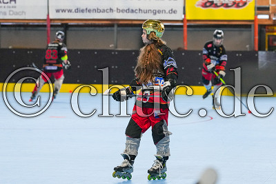 -72- Sean Liechti (IVA Rhein-Main Patriots) mit goldenen Helm und Per&uuml;cke, Skaterhockey 2. Bundesliga S&uuml;d Playoffs Halbfinale - Rhein-Main Patriots gegen Crash Eagles Kaarst, Niddatal OT Assenheim, Skaterhockeyhalle Assenheim, 14.10.23