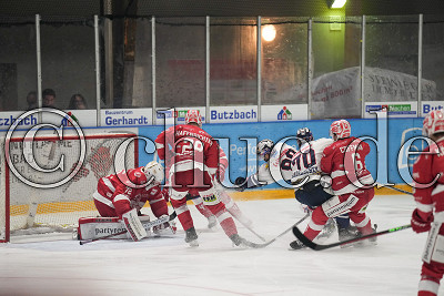 -89- Lukas M&uuml;hlbauer (Ravensburg Towerstars) und -70- Maximilian Hadraschek (-A- Ravensburg Towerstars) gegen -72- Niklas Lunemann (Torwart EC Bad Nauheim), -29- Leo Hafenrichter (EC Bad Nauheim) und -6- Tim Coffman (EC Bad Nauheim), DEL 2 - EC Bad Nauheim gegen Ravensburg Towerstars, Bad Nauheim, Colonel-Knight-Stadion, 22.10.23