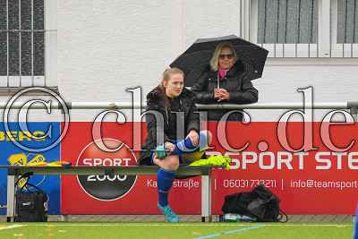 -15- Juliana Fuss (SV Blau-Gelb Friedberg II) ist die erste Spielerin im Kreis, Kreisliga C Friedberg - SV Blau-Gelb Friedberg II gegen SV Rosbach, Friedberg, Sportplatz Am Burgfeld, 05.11.23
