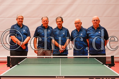 Teamfoto: v.l.n.r. Henrik Jasper, Sven Motzko, Bertram Ziegler, Diethelm G&ouml;beler, Eckard Vieler, Tischtennis Training TTC Bad Nauheim, Bad Nauheim, Sporthalle am Solebecken, 14.11.23