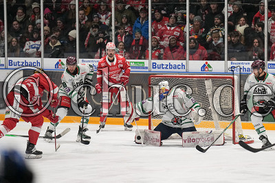 -78- Kevin Orendorz (EC Bad Nauheim) scheitert an -98- Maximilian Vollmayer (Starbulls Rosenheim) und -67- Christopher Kolarz (Torwart Starbulls Rosenheim), DEL 2 - EC Bad Nauheim gegen Starbulls Rosenheim, Bad Nauheim, Colonel-Knight-Stadion, 03.12.23