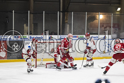 -27- Alexander Dersch (EC Bad Nauheim) und -41- Jakob Mayenschein (EV Landshut) vor dem Tor von -72- Niklas Lunemann (EC Bad Nauheim), DEL 2 - EC Bad Nauheim gegen EV Landshut, Bad Nauheim, Colonel-Knight-Stadion, 08.12.23
