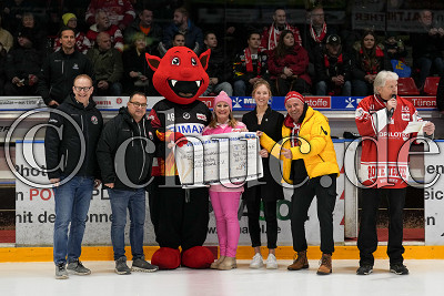 Spenden&uuml;bergabe Pink Racket Game, Brustkrebs, DEL 2 - EC Bad Nauheim gegen EHC Freiburg W&ouml;lfe, Bad Nauheim, Colonel-Knight-Stadion, 22.12.23