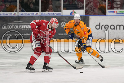 -78- Kevin Orendorz (EC Bad Nauheim) vor -27- Sam Ruopp (Lausitzer F&uuml;chse), DEL 2 - EC Bad Nauheim gegen Lausitzer F&uuml;chse, Bad Nauheim, Colonel-Knight-Stadion, 07.01.24