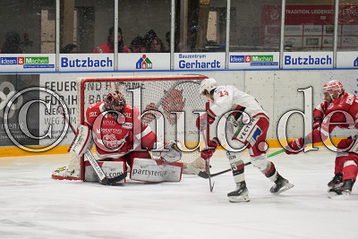 -13- Marvin Schmid (Eisb&auml;ren Regensburg) scheitert an -72- Niklas Lunemann (Torwart EC Bad Nauheim), DEL 2 - EC Bad Nauheim gegen Eisb&auml;ren Regensburg, Bad Nauheim, Colonel-Knight-Stadion, 09.01.24