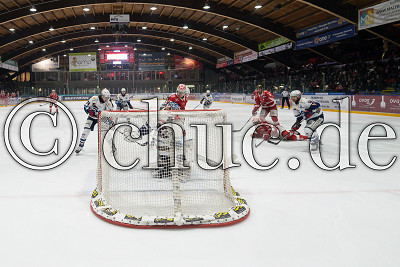 -58- Christopher Fischer (EC Bad Nauheim) rechts trifft gegen -43- Ilya Sharipov (Torwart Ravensburg Towerstars) zum 1:0, -25- Fabian Herrmann (EC Bad Nauheim) und -6- Tim Coffman (EC Bad Nauheim), DEL 2 - EC Bad Nauheim gegen Ravensburg Towerstars, Bad Nauheim, Colonel-Knight-Stadion, 19.01.24