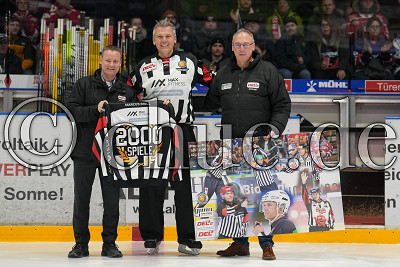 Ren&eacute; Rudorisch (Gesch&auml;ftsf&uuml;hrer DEL2) und Stefan Vogl  ehren Marcus Brill (Team Stripes) f&uuml;r 2000 Spiele, DEL 2 - EC Bad Nauheim gegen Krefeld Pinguine, Bad Nauheim, Colonel-Knight-Stadion, 02.02.24