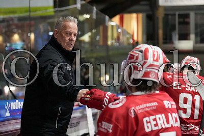Rich Chernomaz (Trainer EC Bad Nauheim) mit -7- Max Gerlach (EC Bad Nauheim), DEL 2 - EC Bad Nauheim gegen Starbulls Rosenheim, Bad Nauheim, Colonel-Knight-Stadion, 23.02.24