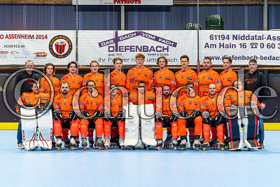 stehend v.l.: Teamleiter Dirk Starke, Sean Liechti, Thibout Lambert, Niko Lehtonen, Marc Langer, Torben Reuner, Amandus R&ouml;ttcher, Julian Grund, David Stusek. Kilian Rohde und Trainer Patric Pfannm&uuml;llerMediaday Rhein-Main Patriots 2024, Niddatal OT Assenheim, Skaterhockeyhalle Assenheim, 27.02.24
