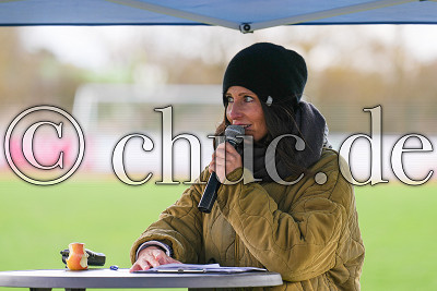 warm eingepackt moderiert Julia Nestle den Crosslauf, 3. OVAG Stadioncross Friedberg, Friedberg (Hessen), Sportplatz am Burgfeld, 16.03.24