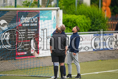 Verz&ouml;gerung des Spielbeginn wegen eines defekten Pfostens, Kreisoberliga Friedberg - TSG Ober-W&ouml;llstadt gegen SV Nieder-W&ouml;llstadt , Ober-W&ouml;llstadt, Sportplatz Ober-W&ouml;llstadt, 18.05.24