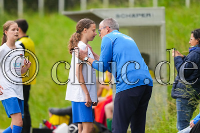 Dirk Schneider (Trainer Spvgg.08 Bad Nauheim) mit -10- Annelie Okeke (Spvgg.08 Bad Nauheim), Finale Regionalpokal -Spvgg 08 Bad Nauheim gegen Eintracht Frankfurt, Bad Nauheim, Waldstadion Bad Nauheim, 29.05.24