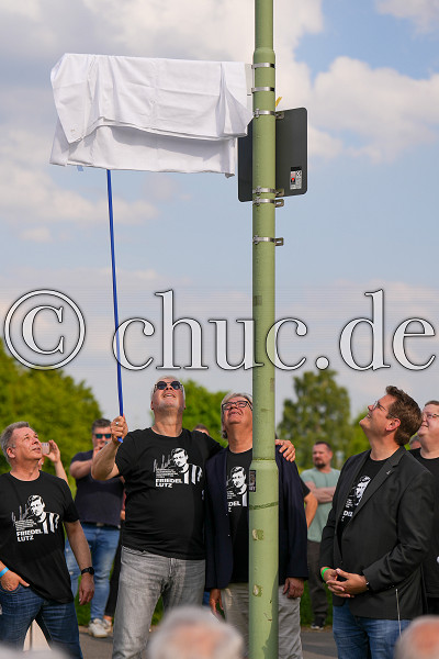 u.a. Peter Lutz (Sohn von Friedel Lutz) und B&uuml;rgermeister Sebastian Wysocki enth&uuml;llen die Friedel-Lutz-Stra&szlig;e, der einstige Untergasse wird zur Friedel-Lutz-Stra&szlig;e, Gedenkspiel - SC Dortelweil gegen Eintracht Frankfurt Traditionsmannschaft, Bad Vilbel / OT Dortelweil, Sportplatz Dortelweil, 07.06.24