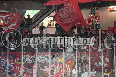 &bdquo;Alles Gute Pilo!&ldquo; Spruchband der S&uuml;dkurve, Vorbereitungsspiel - EC Bad Nauheim gegen F&uuml;chse Duisburg, Bad Nauheim, Colonel-Knight-Stadion, 01.09.24