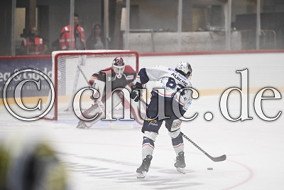-63- Manuel Alberg (Iserlohn Roosters) trifft frei vor -35- Jerry Kuhn (Torwart EC Bad Nauheim) zum 0:1, Vorbereitungsspiel - EC Bad Nauheim gegen Iserlohn Roosters, Bad Nauheim, Colonel-Knight-Stadion, 06.09.24
