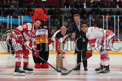 Moritz Kirchberg wirft den Puck ein, -91- Marc El-Sayed (-C- EC Bad Nauheim), Hellvis (Maskottchen EC Bad Nauheim), Gordon Chandler (Gesch&auml;ftsf&uuml;hrer EC Bad Nauheim) und -7- Tobias Lindberg (Eispiraten Crimmitschau), DEL 2 - EC Bad Nauheim gegen Eispiraten Crimmitschau, Bad Nauheim, Colonel-Knight-Stadion, 15.09.24