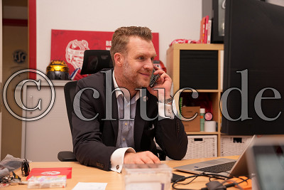Gordon Chandler (Gesch&auml;ftsf&uuml;hrer EC Bad Nauheim) bei der Arbeit ,DEL 2 - EC Bad Nauheim gegen Blue Devils Weiden, Bad Nauheim, Colonel-Knight-Stadion, 22.09.24