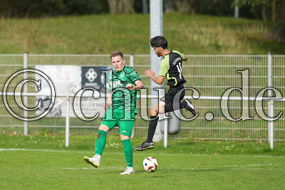 -3- Nico NEUMANN (SV Schwalheim) gegen -16- Jalal NAZARI (VfB Friedberg), Kreisliga A Friedberg - SV Schwalheim gegen VfB Friedberg, Bad Nauheim - OT Schwalheim, Sportplatz Schwalheim, 06.10.24