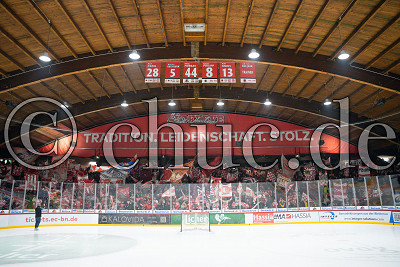 Fahnenmeer der S&uuml;dkurve, Choreo, DEL 2 - EC Bad Nauheim gegen Dresdner Eisl&ouml;wen, Bad Nauheim, Colonel-Knight-Stadion, 11.10.24