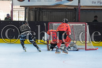 -93- Nick Bachor (Duisburg Ducks) gegen -98- David Lademann (-A- Rhein-Main Patriots) und -37- Janis Grundh&ouml;fer (Torwart Rhein-Main Patriots), Skaterhockey Playoffs Viertelfinale - Spiel 3 - Rhein-Main Patriots gegen Duisburg Ducks, Niddatal - OT Assenheim, Inlinehockeyhalle Assenheim, 20.10.24