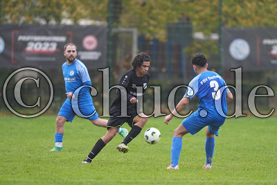 -2- Wassim HANANE (FSV Kloppenheim) gegen -3- Wael HAMADA (FSV Dorheim), Kreisliga A Friedberg - FSG Dorheim gegen FSV Kloppenheim, Friedberg - OT Dorheim, Sportplatz Dorheim, 27.10.24