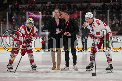 Heiratsantrag, Alex Cozma fragt Anca Amariei, DEL 2 - EC Bad Nauheim gegen Eisb&auml;ren Regensburg, Bad Nauheim, Colonel-Knight-Stadion, 01.11.24