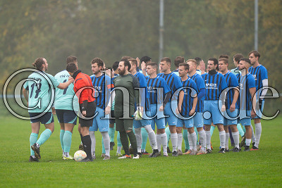 beide Teams begr&uuml;&szlig;en sich, Kreisoberliga Friedberg - TSV Dorn-Assenheim gegen TSG Ober-W&ouml;llstadt, Reichelsheim - OT Dorn-Assenheim, Sportplatz Dorn-Assenheim, 10.11.24