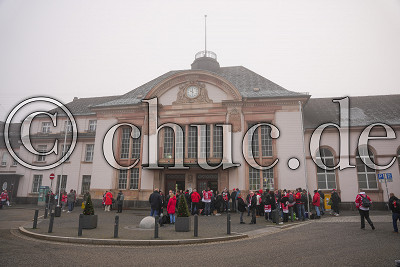 &Uuml;ber 600 Fans reisen mit dem Sonderzug zum Ausw&auml;rtsspiel nach Regensburg, Sonderzug des EC Bad Nauheim zum Spiel in Regensburg, Bad Nauheim, Bahnhof, 28.12.24