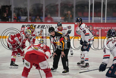 -6- Tony Engelmann (Hauptschiedsrichter DEL2 Team Stripes) bitte -6- Tim Coffman (EC Bad Nauheim) und -10- Henri Kanninen (EC Kassel Huskies) zum Bully, DEL 2 - EC Bad Nauheim gegen EC Kassel Huskies, Bad Nauheim, Colonel-Knight-Stadion, 05.01.25