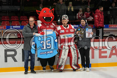 Andreas Ortwein (Gesch&auml;ftsf&uuml;hrer EC Bad Nauheim) und Tim Hess ehren -35- Jerry Kuhn (Torwart EC Bad Nauheim) zum Spieler des Monats Dezember, DEL 2 - EC Bad Nauheim gegen Selber W&ouml;lfe, Bad Nauheim, Colonel-Knight-Stadion, 19.01.25
